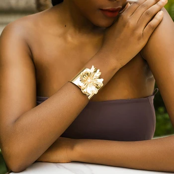 Большая широкая Гладкая металлическая поверхность с цветочными браслетами-манжетами для женщин, Преувеличенные Большие Африканские браслеты, Браслеты, Модные украшения