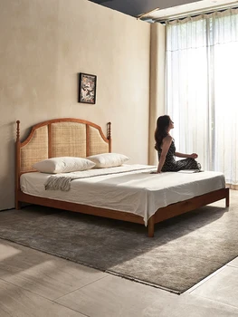 Французская винтажная кровать из ротанга, маленькая квартира типа 